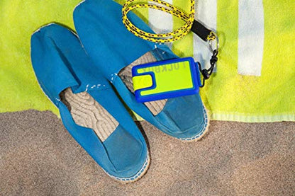 LOCKBOX cartera unisex de silicona para deporte y vida activa en la playa junto a zapatos azules.