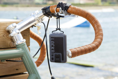 LOCKBOX cartera unisex de silicona negra en bicicleta, ideal para deporte o vida activa.